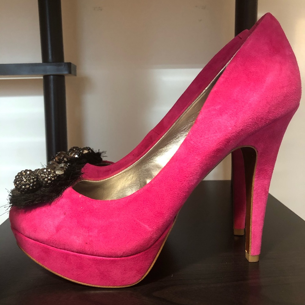 Size 8 women’s BCBG HOT pink pumps